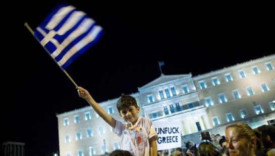 Ciudadanos griegos celebran en Atenas, frente al Parlamento, los resultados del referéndum Ciudadanos griegos celebran en Atenas, frente al Parlamento, los resultados del referéndum