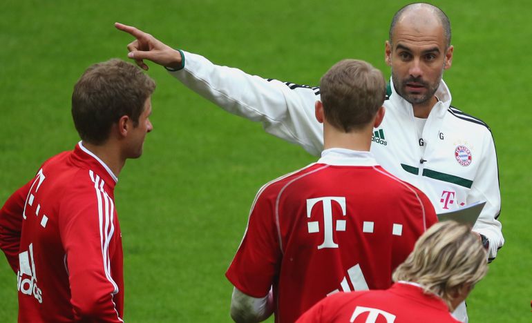 Pep Guardiola da órdenes a su jugadores en un entrenamiento Pep Guardiola da órdenes a su jugadores en un entrenamiento