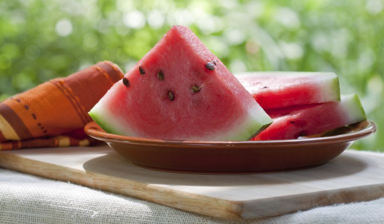 La sandía es una de las frutas con mayor contenido de agua. Sobrepasa el 92% La sandía es una de las frutas con mayor contenido de agua. Sobrepasa el 92%
