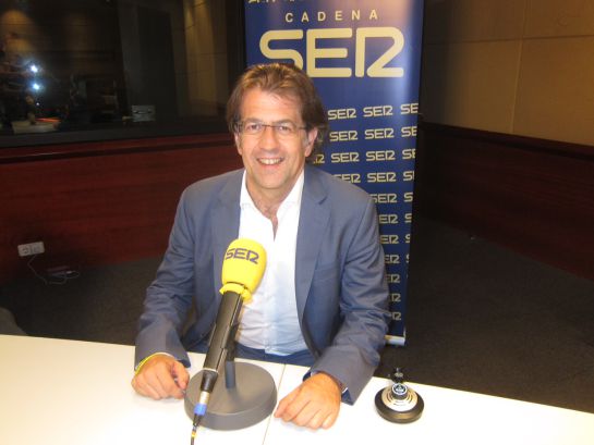 Toni Freixa se sienta ante el micrófono de 'El Larguero' para presentar su candidatura Toni Freixa se sienta ante el micrófono de 'El Larguero' para presentar su candidatura