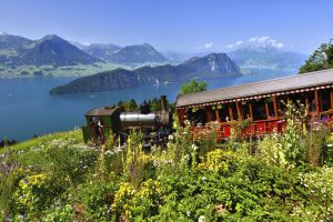 Tren cremallera en los Alpes suizos Tren cremallera en los Alpes suizos