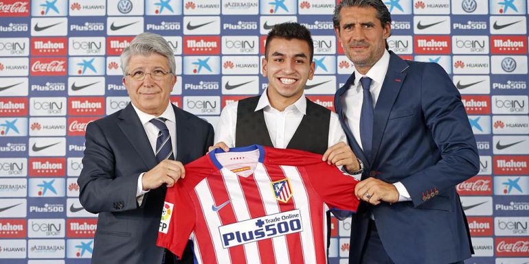 El argentino posa con el presidente del club, Enrique Cerezo, y el director deportivo José Luis Pérez Caminero. El argentino posa con el presidente del club, Enrique Cerezo, y el director deportivo José Luis Pérez Caminero.