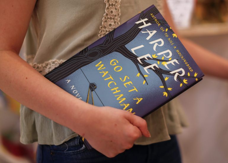 Una mujer sostiene un ejemplar de la nueva novela de Harper Lee, 'Ve y pon un centinela' Una mujer sostiene un ejemplar de la nueva novela de Harper Lee, 'Ve y pon un centinela'