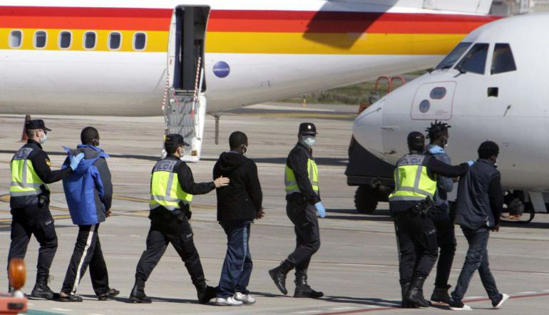 Agentes de la Policía Nacional trasladan hasta el avión a un grupo de inmigrantes (imagen de archivo). Agentes de la Policía Nacional trasladan hasta el avión a un grupo de inmigrantes (imagen de archivo).