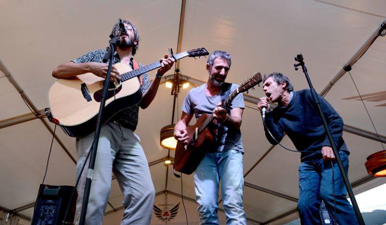 El cocinero Pepe Solla tocó la guitarra junto a Xoel López e Iván Ferreiro en la última edición del PortAmérica Rias Baixas. El cocinero Pepe Solla tocó la guitarra junto a Xoel López e Iván Ferreiro en la última edición del PortAmérica Rias Baixas.