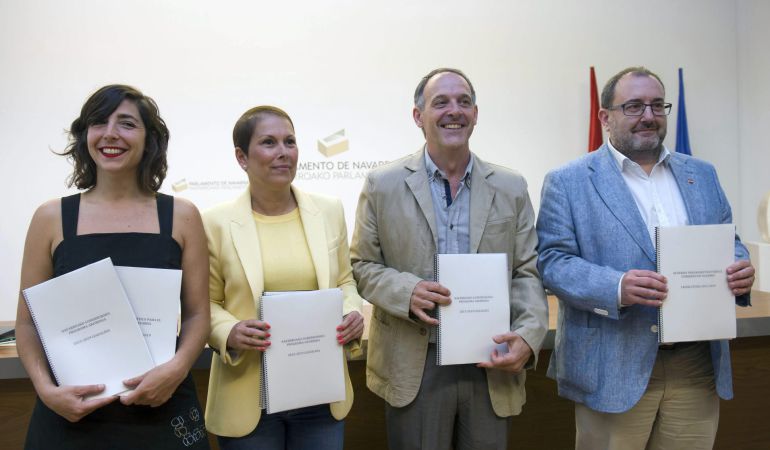 GRA100. PAMPLONA, 17/07/2015.- Los máximos responsables de Geroa Bai, EH Bildu, Podemos e Izquierda Ezkerra, Uxue Barkos (2i), Adolfo Araiz (2d), Laura Pérez y José Miguel Nuin, respectivamente, durante la firma hoy en Pamplona del acuerdo programático que guiará la labor del Gobierno de Navarra durante los próximos cuatro años. EFE/Villar López GRA100. PAMPLONA, 17/07/2015.- Los máximos responsables de Geroa Bai, EH Bildu, Podemos e Izquierda Ezkerra, Uxue Barkos (2i), Adolfo Araiz (2d), Laura Pérez y José Miguel Nuin, respectivamente, durante la firma hoy en Pamplona del acuerdo programático que guiará la labor del Gobierno de Navarra durante los próximos cuatro años. EFE/Villar López