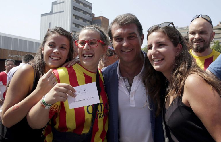 GRA133 BARCELONA, 18/07/2015.- El candidato a la presidencia del FC Barcelona Joan Laporta se fotografía con varias simpatizantes durante las elecciones a presidente azulgrana, en las que 109.637 socios están llamados en el Camp Nou para escoger nuevo presidente para los seis próximos años. EFE/Alberto Estévez GRA133 BARCELONA, 18/07/2015.- El candidato a la presidencia del FC Barcelona Joan Laporta se fotografía con varias simpatizantes durante las elecciones a presidente azulgrana, en las que 109.637 socios están llamados en el Camp Nou para escoger nuevo presidente para los seis próximos años. EFE/Alberto Estévez