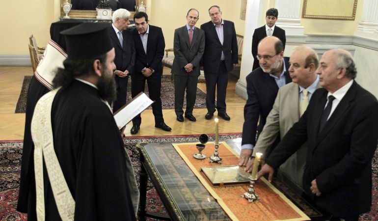 El presidente griego Prokopis Pavlopoulos y el primer ministro Alexis Tsipras durante la designación de los ministros del nuevo Gobierno griego. El presidente griego Prokopis Pavlopoulos y el primer ministro Alexis Tsipras durante la designación de los ministros del nuevo Gobierno griego.