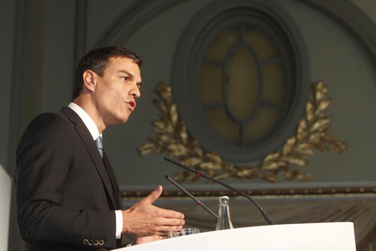 GRA272. BARCELONA, 21/07/2015.- El líder del PSOE, Pedro Sánchez, durante su intervención en el almuerzo informativo Barcelona Tribuna, donde ha pedido no caer en la "trampa" del presidente catalán, Artur Mas, de situar en un mismo bando a los contrarios a su lista para el 27S y ha tendido la mano al nacionalismo catalán "moderado", que es "bueno" que en el futuro participe de "la gobernabilidad de España". EFE/Marta Pérez GRA272. BARCELONA, 21/07/2015.- El líder del PSOE, Pedro Sánchez, durante su intervención en el almuerzo informativo Barcelona Tribuna, donde ha pedido no caer en la "trampa" del presidente catalán, Artur Mas, de situar en un mismo bando a los contrarios a su lista para el 27S y ha tendido la mano al nacionalismo catalán "moderado", que es "bueno" que en el futuro participe de "la gobernabilidad de España". EFE/Marta Pérez