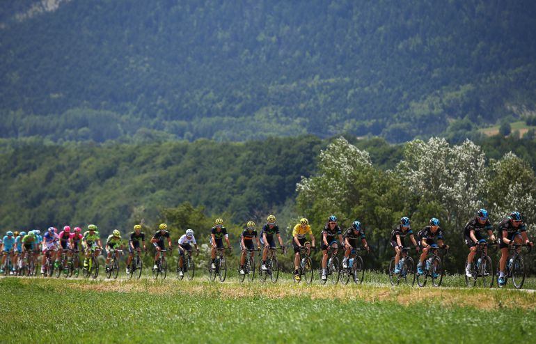 GAP, FRANCE - JULY 23: The peloton in action during Stage Eighteen of the 2015 Tour de France, a 186.5km stage between Gap and Saint-Jean-de-Maurienne on July 23, 2015 in Saint-Jean-de-Maurienne, France. (Photo by Bryn Lennon/Getty Images) GAP, FRANCE - JULY 23: The peloton in action during Stage Eighteen of the 2015 Tour de France, a 186.5km stage between Gap and Saint-Jean-de-Maurienne on July 23, 2015 in Saint-Jean-de-Maurienne, France. (Photo by Bryn Lennon/Getty Images)