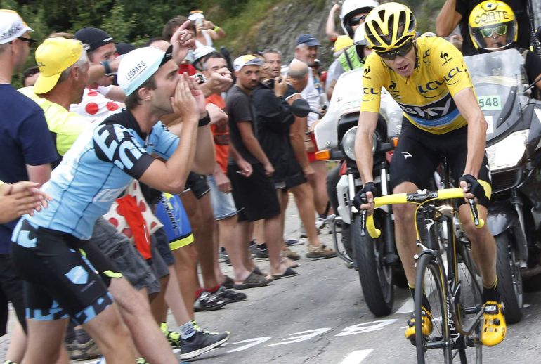 Algunos seguidores animan a Chris Froome durante el ascenso a La Toussuire Algunos seguidores animan a Chris Froome durante el ascenso a La Toussuire