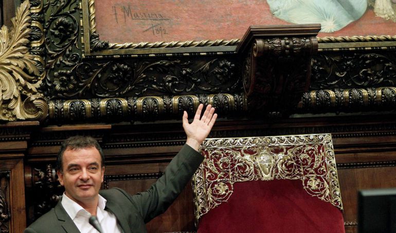 El concejal de ERC, Alfred Bosch, poco antes del comienzo del pleno del Ayuntameinto de Barcelona, muestra la repisa en la que se encontraba el busto del rey Juan Carlos I que ayer fue retirado por orden del gobierno municipal. El concejal de ERC, Alfred Bosch, poco antes del comienzo del pleno del Ayuntameinto de Barcelona, muestra la repisa en la que se encontraba el busto del rey Juan Carlos I que ayer fue retirado por orden del gobierno municipal.