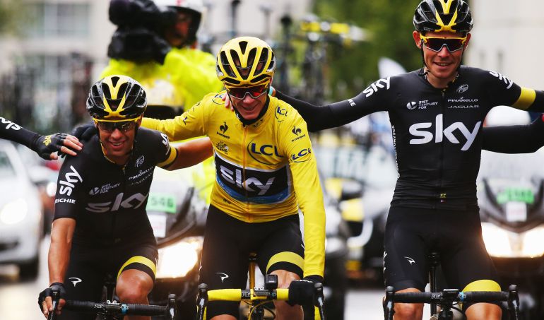 Froome, junto a dos de sus compañeros en el Sky Froome, junto a dos de sus compañeros en el Sky