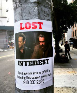 El cómico Jason Saenz ha colocado varios carteles en Nueva York bajo el lema: "Interés perdido", en referencia a la insulsa segunda temporada de la serie El cómico Jason Saenz ha colocado varios carteles en Nueva York bajo el lema: "Interés perdido", en referencia a la insulsa segunda temporada de la serie