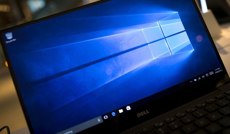 Ordenador portatil que muestra el nuevo Windows 10. Ordenador portatil que muestra el nuevo Windows 10.
