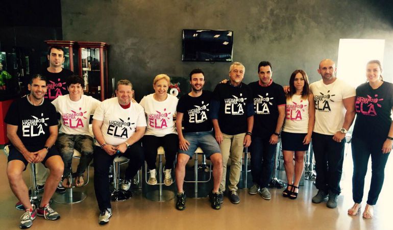 Paco Roncero, Evarist Miralles, Macarena de Castro, Susi Díaz, Paco Torreblanca, Óscar Velasco o Jacob Torreblanca, entre otros, rodean a Víctor Piqueras con la camiseta de la campaña. Paco Roncero, Evarist Miralles, Macarena de Castro, Susi Díaz, Paco Torreblanca, Óscar Velasco o Jacob Torreblanca, entre otros, rodean a Víctor Piqueras con la camiseta de la campaña.