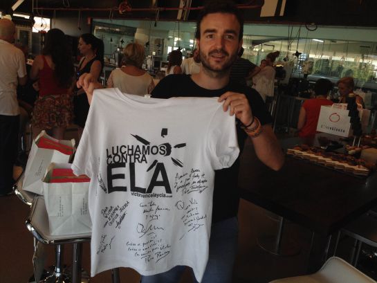 Víctor Piqueras, con la camiseta firmada por los chefs. Víctor Piqueras, con la camiseta firmada por los chefs.