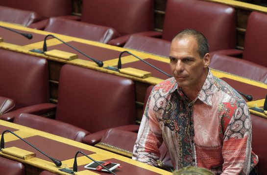 Yanis Varufakis antes del inicio de la sesión parlamentaria Yanis Varufakis antes del inicio de la sesión parlamentaria