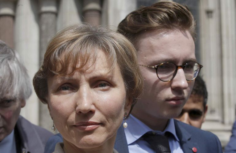 La esposa y el hijo de Litvinenko, a la salida del juicio celebrado en Londres. La esposa y el hijo de Litvinenko, a la salida del juicio celebrado en Londres.