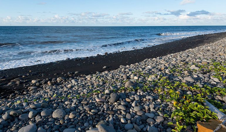 Vista de la playa donde se encontró un gran trozo de avión en Saint-Andre, en la isla francesa de La Reunión Vista de la playa donde se encontró un gran trozo de avión en Saint-Andre, en la isla francesa de La Reunión