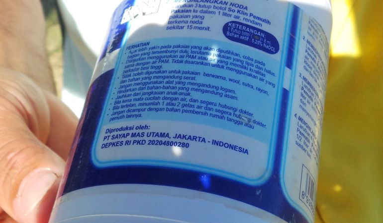 Detalle de la etiqueta de una botella de jabón líquido encontrada en la playa de Saint-André, en La Reunión Detalle de la etiqueta de una botella de jabón líquido encontrada en la playa de Saint-André, en La Reunión
