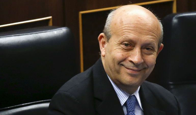 José Ignacio Wert sonríe en su escaño del Congreso de los Diputados José Ignacio Wert sonríe en su escaño del Congreso de los Diputados