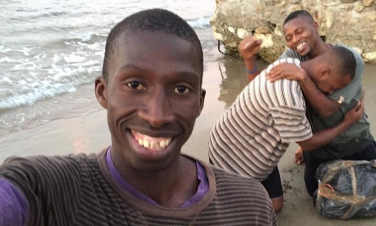 El supuesto inmigrante irregular, Abdou Diouf, sonríe para la campaña del festival de fotografía Getxophoto El supuesto inmigrante irregular, Abdou Diouf, sonríe para la campaña del festival de fotografía Getxophoto