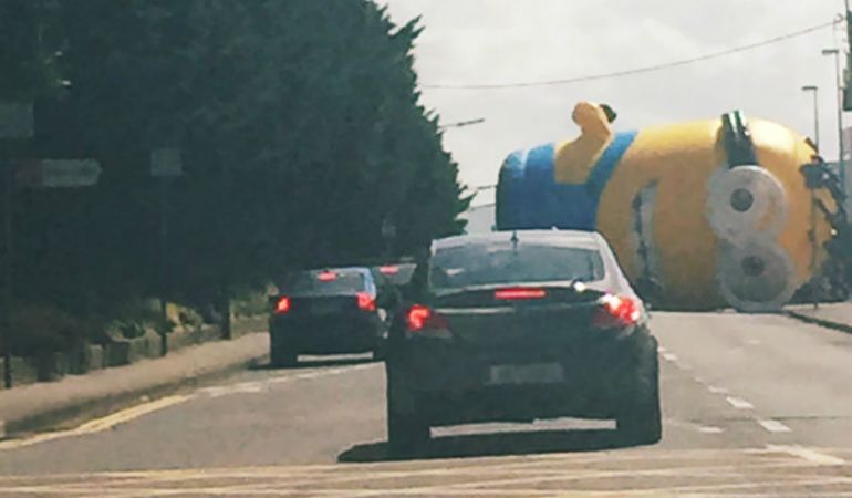El minion gigante posado sobre la carretera.