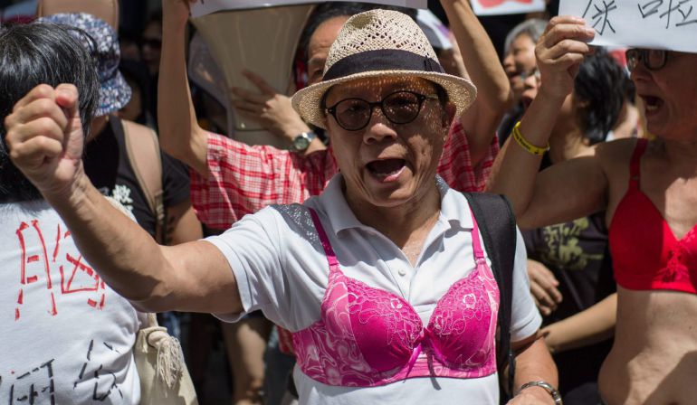 Activistas portan sujetadores en su marcha por las calles de Hong Kong. Activistas portan sujetadores en su marcha por las calles de Hong Kong.