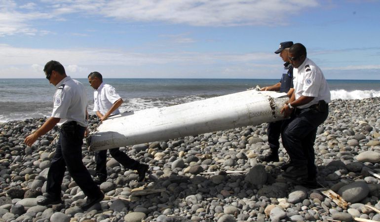 Fotografía de archivo fechada el 29 de julio de 2015 que muestra a varios miembros de la gendarmería francesa transportando un resto de un avión encontrado en la isla de La Reunión, Francia. Fotografía de archivo fechada el 29 de julio de 2015 que muestra a varios miembros de la gendarmería francesa transportando un resto de un avión encontrado en la isla de La Reunión, Francia.