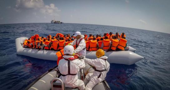 El barco Dignity I, con 94 inmigrantes a bordo de otro rescate, se dirige a la zona del naufragio. / MARTA SOSZYNSKA / MSF El barco Dignity I, con 94 inmigrantes a bordo de otro rescate, se dirige a la zona del naufragio. / MARTA SOSZYNSKA / MSF
