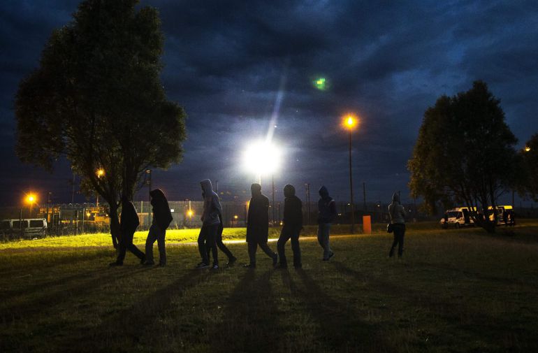 Los inmigrantes aguardan el momento de poder cruzar la valla en la zona francesa. Los inmigrantes aguardan el momento de poder cruzar la valla en la zona francesa.
