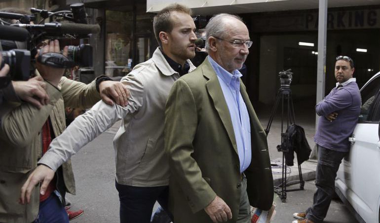 El exvicepresidente del Gobierno, Rodrigo Rato, acompañado de un guardaespaldas, sale de su domicilio El exvicepresidente del Gobierno, Rodrigo Rato, acompañado de un guardaespaldas, sale de su domicilio