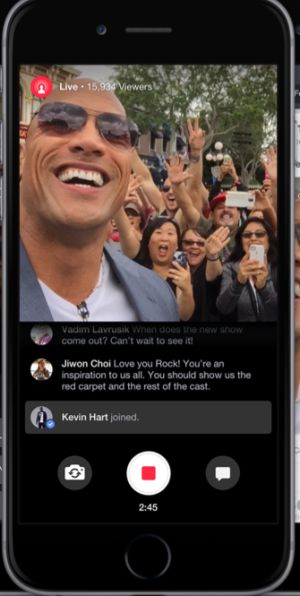 ''La Roca'' usando el nuevo servicio de streaming de Facebook. ''La Roca'' usando el nuevo servicio de streaming de Facebook.
