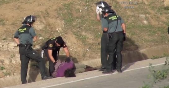 El juez archiva provisionalmente la investigación por las expulsiones en caliente en la valla de Melilla El juez archiva provisionalmente la investigación por las expulsiones en caliente en la valla de Melilla