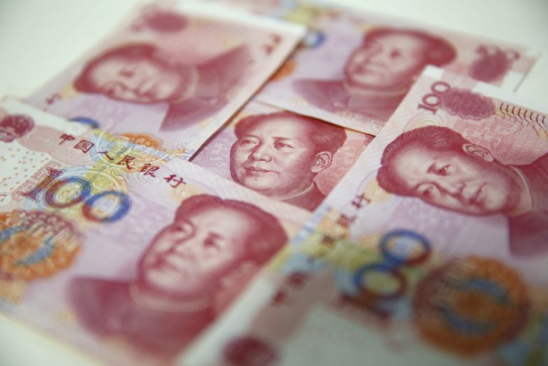 WU07 PEKÍN (CHINA), 12/08/2015.- Varios billetes de 100 yuanes en Pekín, China, hoy, 12 de agosto de 2015. La rebaja del Banco Popular de China (central) del tipo de cambio de referencia del yuan con el dólar, seguida por una caída de su cotización en el mercado, disparó hoy los temores de que el nueva sistema cambiario del país cause una devaluación profunda de la divisa asiática. EFE/WU HONG WU07 PEKÍN (CHINA), 12/08/2015.- Varios billetes de 100 yuanes en Pekín, China, hoy, 12 de agosto de 2015. La rebaja del Banco Popular de China (central) del tipo de cambio de referencia del yuan con el dólar, seguida por una caída de su cotización en el mercado, disparó hoy los temores de que el nueva sistema cambiario del país cause una devaluación profunda de la divisa asiática. EFE/WU HONG