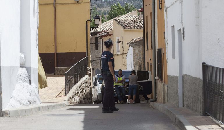 Efectivos de la Policía Nacional y la unidad canina, durante el registro de la casa familiar de Sergio Morante en la localidad conquense de Palomera. Efectivos de la Policía Nacional y la unidad canina, durante el registro de la casa familiar de Sergio Morante en la localidad conquense de Palomera.
