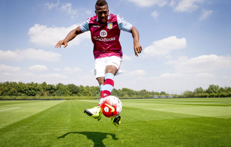 Adama, en su presentación con el Aston Villa Adama, en su presentación con el Aston Villa