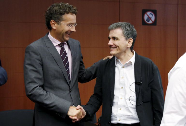 El presidente del Eurogroupo, Jeroen Dijsselbloem, estrecha la mano al ministro griego de Finanzas, Euclid Tsakalotos. El presidente del Eurogroupo, Jeroen Dijsselbloem, estrecha la mano al ministro griego de Finanzas, Euclid Tsakalotos.