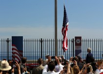 Kerry iza la bandera de EEUU en La Habana