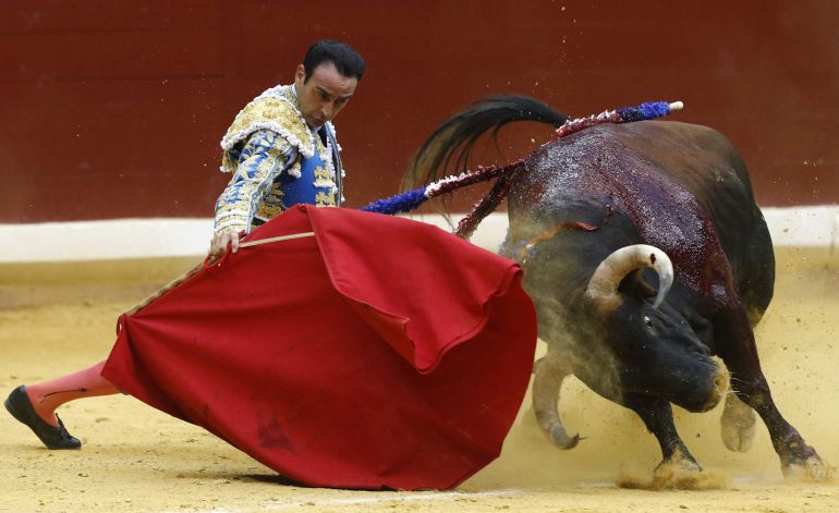 Enrique Ponce da un pase de muleta durante el festejo que celebra el regreso de los toros a San Sebastián, retransmitido por La 1 de TVE Enrique Ponce da un pase de muleta durante el festejo que celebra el regreso de los toros a San Sebastián, retransmitido por La 1 de TVE