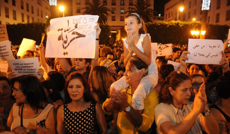 Ciudadanos marroquíes vistos hoy, lunes 6 de julio de 2015, sosteniendo una pancarta en una protesta en Rabat (Marruecos). Cientos de marroquíes salieron a protestar en contra del arresto de dos mujeres que enfrentan cargos de "indecencia", además de protestar contra el asalto a una persona homosexual. Ciudadanos marroquíes vistos hoy, lunes 6 de julio de 2015, sosteniendo una pancarta en una protesta en Rabat (Marruecos). Cientos de marroquíes salieron a protestar en contra del arresto de dos mujeres que enfrentan cargos de "indecencia", además de protestar contra el asalto a una persona homosexual.