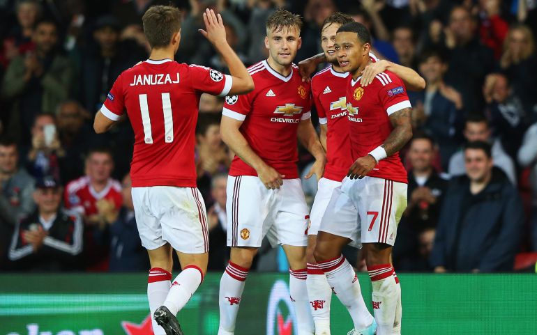 Memphis Depay es felicitado por sus compañeros del Manchester United tras anotar su segundo gol de la noche. Memphis Depay es felicitado por sus compañeros del Manchester United tras anotar su segundo gol de la noche.