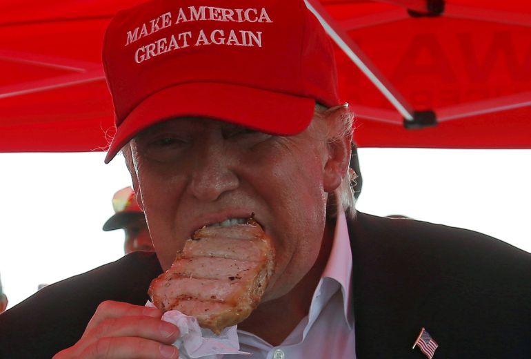 El candidato republicano Donald Trump, comiéndose una chuleta de cerdo en la feria Iowa State Fair, el pasado domingo. El candidato republicano Donald Trump, comiéndose una chuleta de cerdo en la feria Iowa State Fair, el pasado domingo.