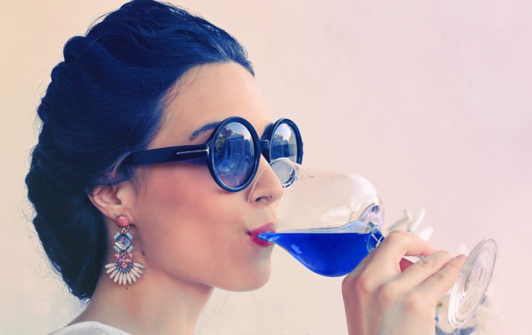 El color del vino procede de un pigmento natural presente en el hollejo de la uva. El color del vino procede de un pigmento natural presente en el hollejo de la uva.