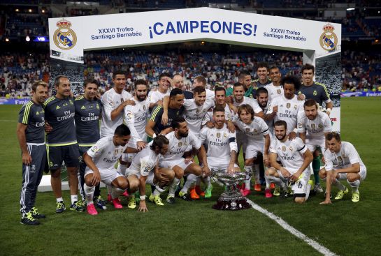 Real Madrid's players pose with the Santiago Bernabeu Trophy after their soccer match against Galatasaray at Santiago Bernabeu stadium in Madrid, Spain August 19, 2015. REUTERS/Juan Medina Real Madrid's players pose with the Santiago Bernabeu Trophy after their soccer match against Galatasaray at Santiago Bernabeu stadium in Madrid, Spain August 19, 2015. REUTERS/Juan Medina