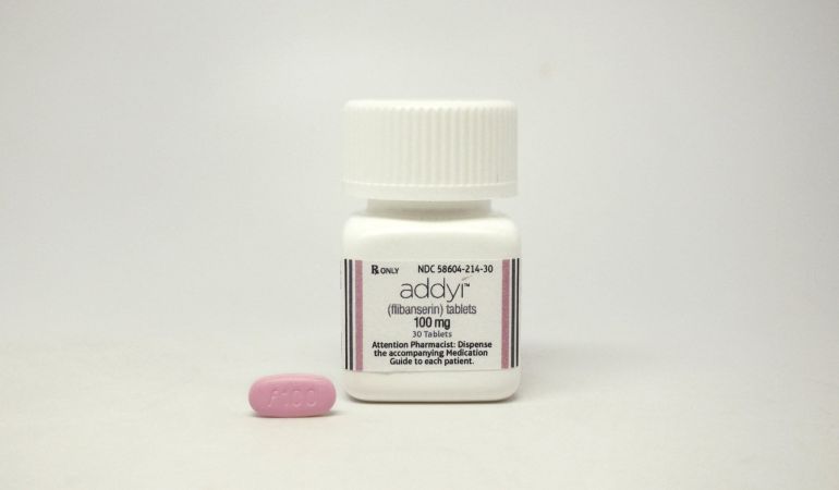 Bajo el nombre de Addyi, más conocida como 'viagra femenina', ha sido aprobada por la Administración de Alimentos y Medicamentos de Estados Unidos y comenzará a venderse en farmacias a partir del 17 de octubre. Bajo el nombre de Addyi, más conocida como 'viagra femenina', ha sido aprobada por la Administración de Alimentos y Medicamentos de Estados Unidos y comenzará a venderse en farmacias a partir del 17 de octubre.