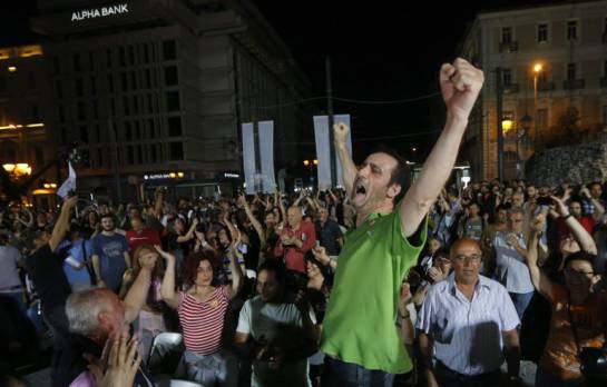 Defensores del 'no' celebran su victoria en las calles de Atenas. Defensores del 'no' celebran su victoria en las calles de Atenas.