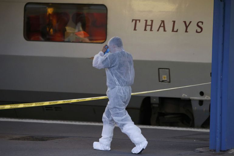 Miembros de los equipos de investigación francesa, preparados para acceder al Thalys donde se ha producido el tiroteo. Miembros de los equipos de investigación francesa, preparados para acceder al Thalys donde se ha producido el tiroteo.