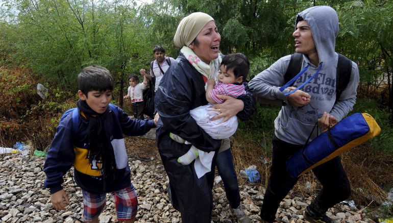 Una familia intenta llegar a Macedonia después de cruzar la frontera griega Una familia intenta llegar a Macedonia después de cruzar la frontera griega